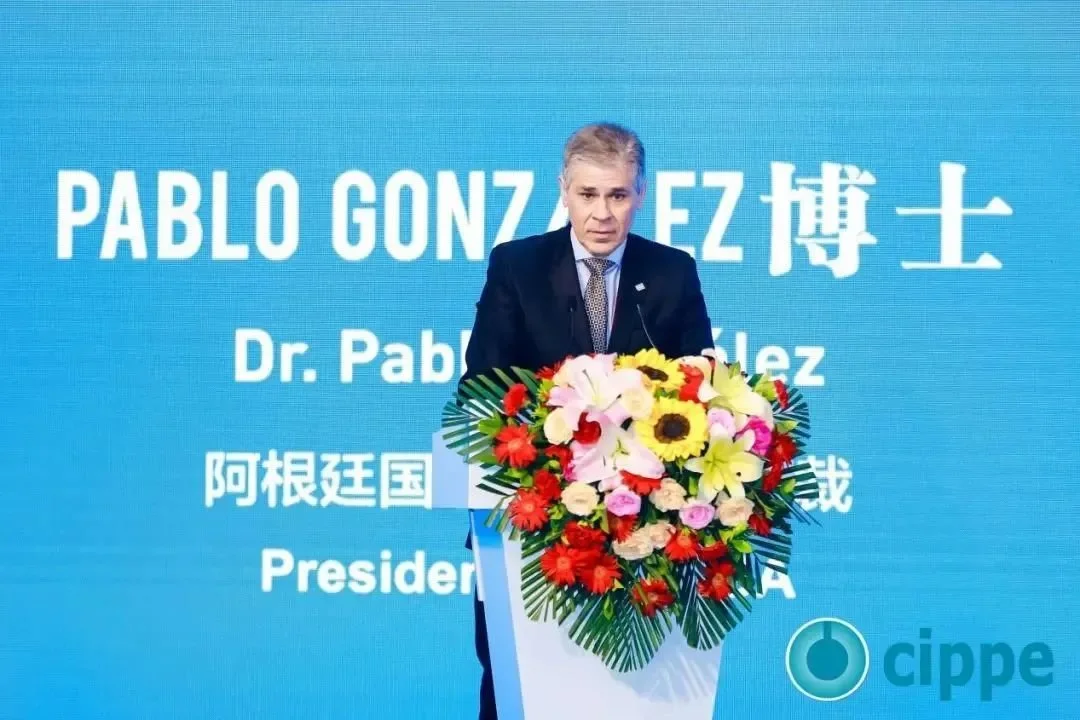 阿根廷国家石油公司总裁、博士PABLO GONZÁLEZ出席开幕式并致辞.jpg