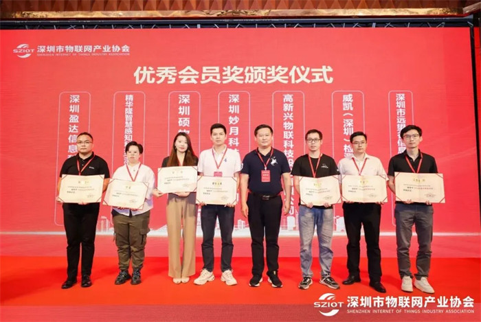 西安电子科技大学深圳研究院常务副院长钟春江为优秀会员单位颁奖.jpg