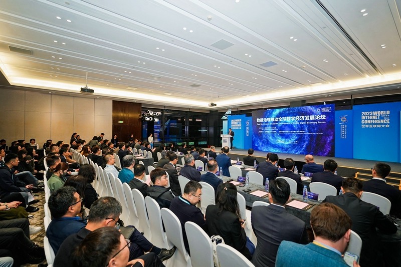 刘东出席2023世界互联网大会乌镇峰会并发表主旨演讲.jpg
