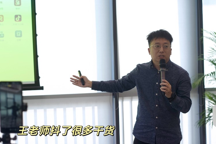 王老师.jpeg