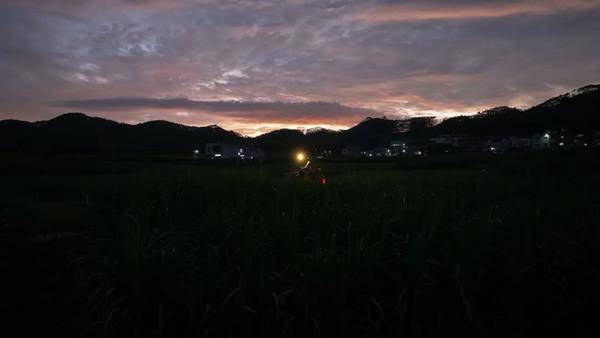 好设计说丨『OUTASK伸缩灯』，目量意营，折叠一束光，穿行于山河湖海