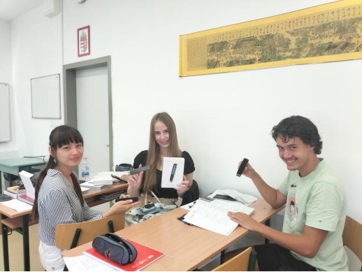 开学第一课，匈中双语学校的学生用上了来自中国的智能词典笔