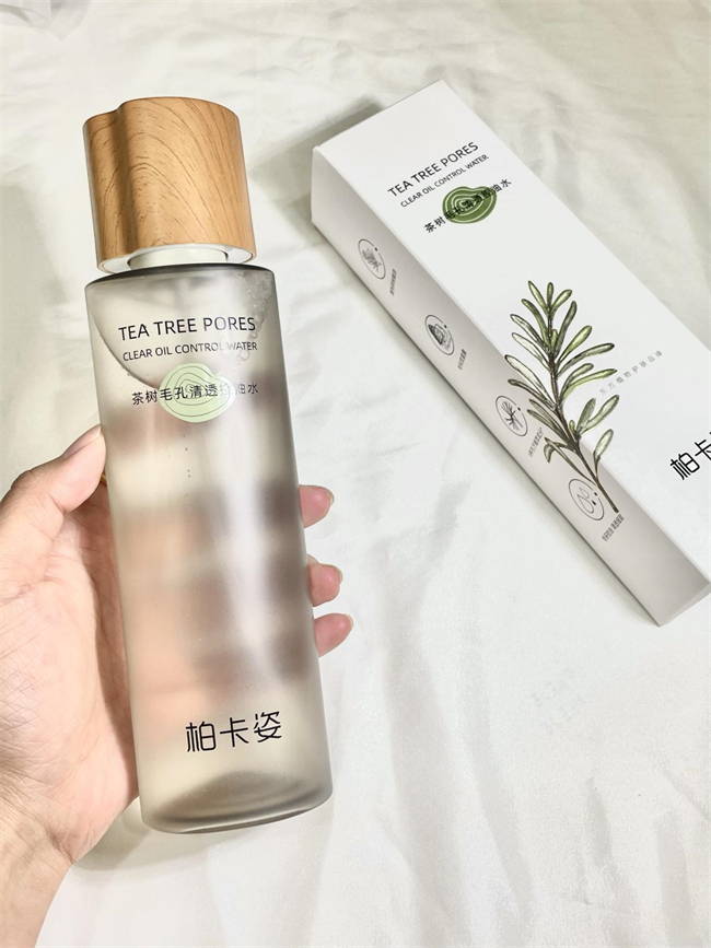 柏卡姿茶树毛孔清透控油水，无酸磨皮，秋冬肌肤的温润守护