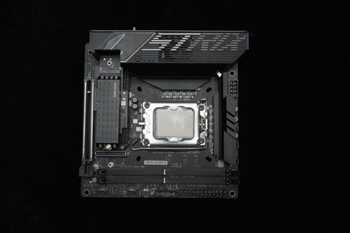玩转PCIe 5.0 SSD  主板这些设置你学会了吗？Gen 5 SSD实操教程