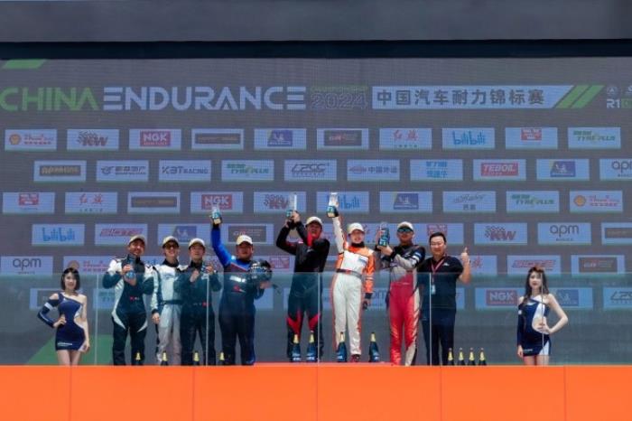 出道即巅峰！对话新晋2000组年度冠军张泽龙