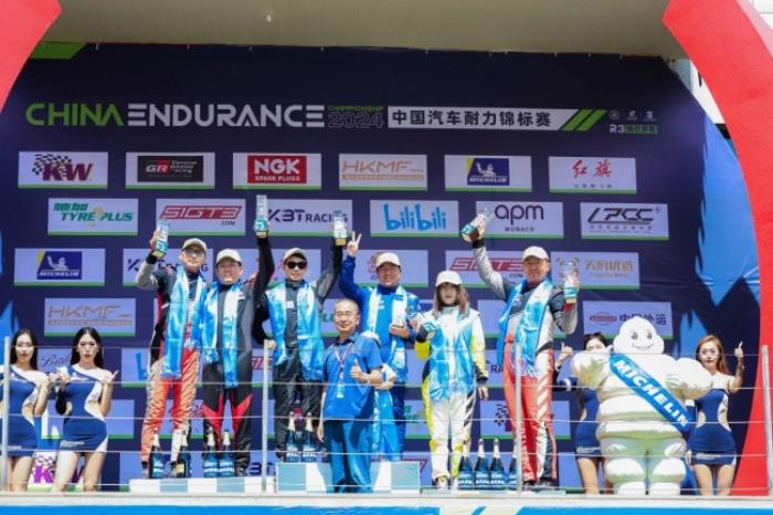 出道即巅峰！对话新晋2000组年度冠军张泽龙
