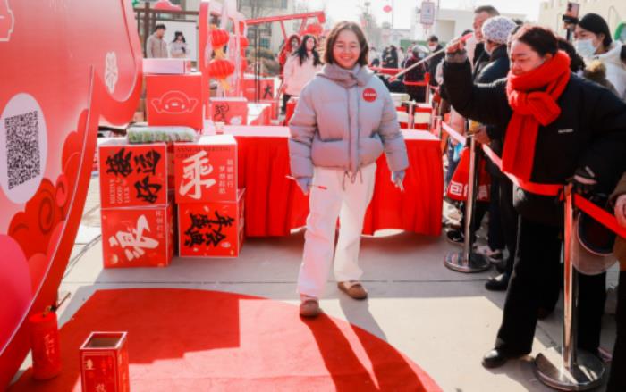 画年画、写春联、尝美食 京东新春大集为光明村村民带来浓浓年味