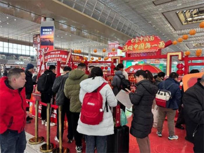 白象温暖驿站现身古城南京，返乡国人感受浓浓年味