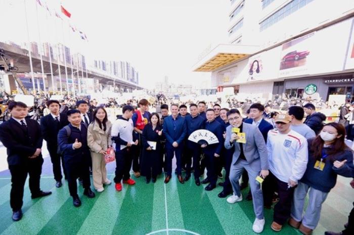 足坛传奇欧文空降和成天下高端文化馆！现场送出签名款和成天下&紫禁城联名【春节限定礼盒】
