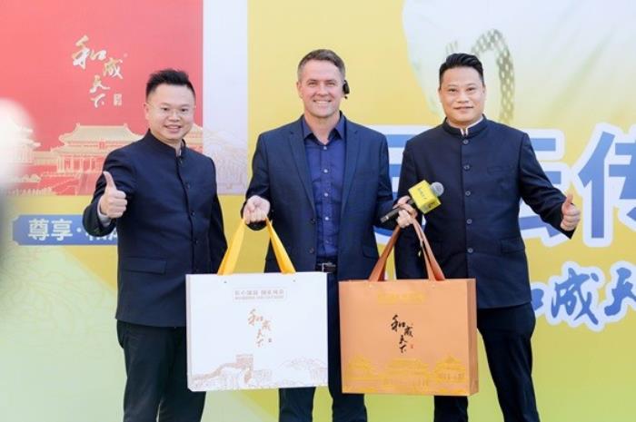 足坛传奇欧文空降和成天下高端文化馆！现场送出签名款和成天下&紫禁城联名【春节限定礼盒】