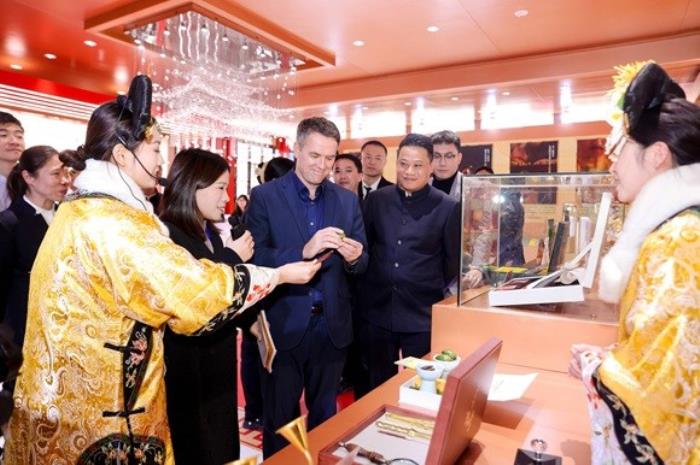 足坛传奇欧文空降和成天下高端文化馆！现场送出签名款和成天下&紫禁城联名【春节限定礼盒】