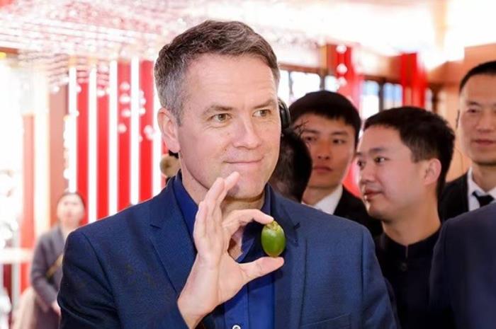 足坛传奇欧文空降和成天下高端文化馆！现场送出签名款和成天下&紫禁城联名【春节限定礼盒】