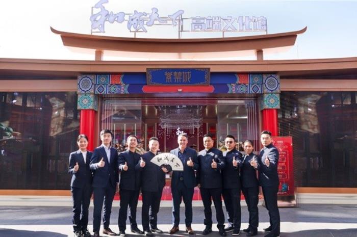 足坛传奇欧文空降和成天下高端文化馆！现场送出签名款和成天下&紫禁城联名【春节限定礼盒】
