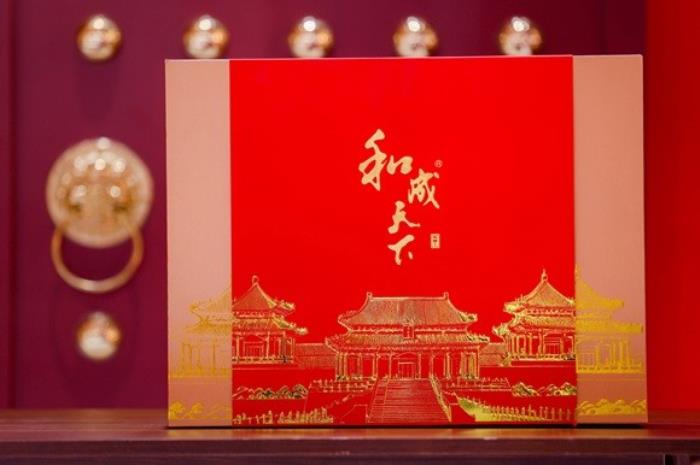 足坛传奇欧文空降和成天下高端文化馆！现场送出签名款和成天下&紫禁城联名【春节限定礼盒】