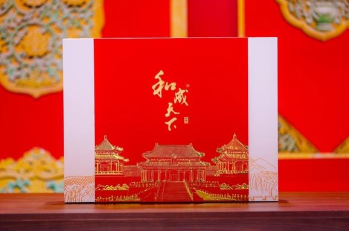 足坛传奇欧文空降和成天下高端文化馆！现场送出签名款和成天下&紫禁城联名【春节限定礼盒】
