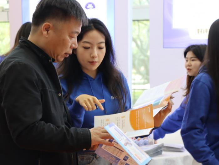 卖家精灵再度亮相2025年福州跨交会，AI赋能跨境卖家新机遇