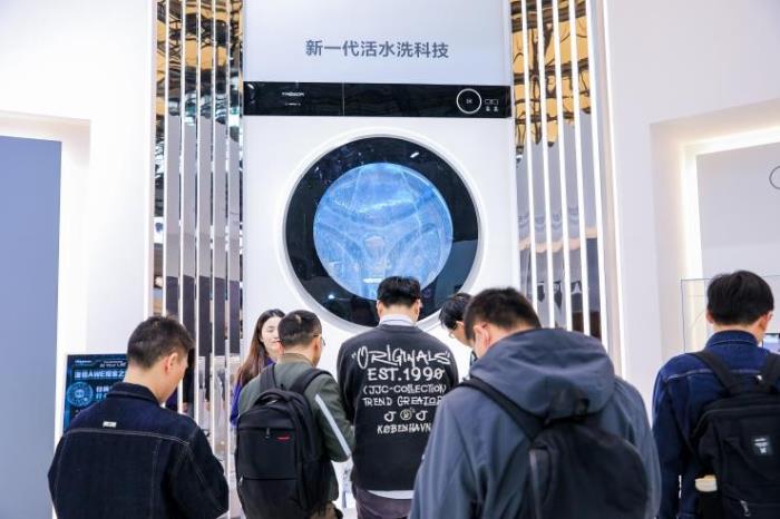 AWE 2025观察：洗护行业上演巅峰对决，海信三筒洗衣机实现重磅突破