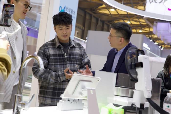 添可品牌大使陈赫现身AWE2025展区，实力种草芙万洗地机，直呼