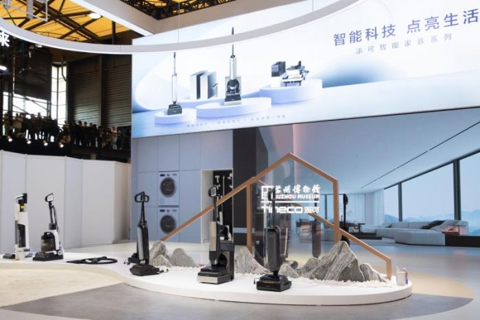 添可品牌大使陈赫现身AWE2025展区，实力种草芙万洗地机，直呼