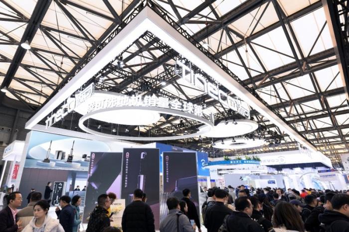 添可品牌大使陈赫现身AWE2025展区，实力种草芙万洗地机，直呼