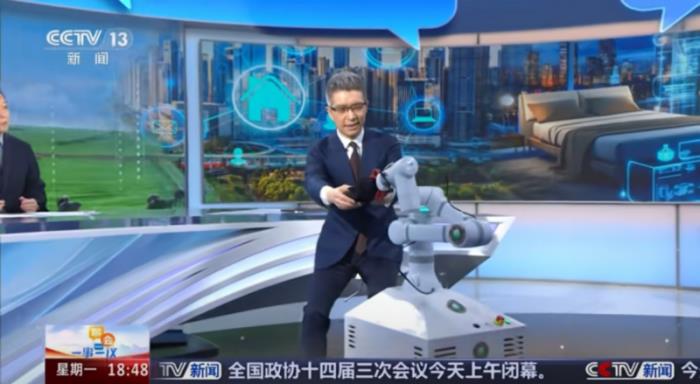 云迹科技复合多态机器人亮相央视新闻频道 服务智能体展现智能生活新图景