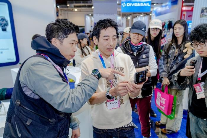 HUAWEI WATCH Ultimate非凡探索系列瞩目亮相2025上海国际潜水展，科技赋能极境探索