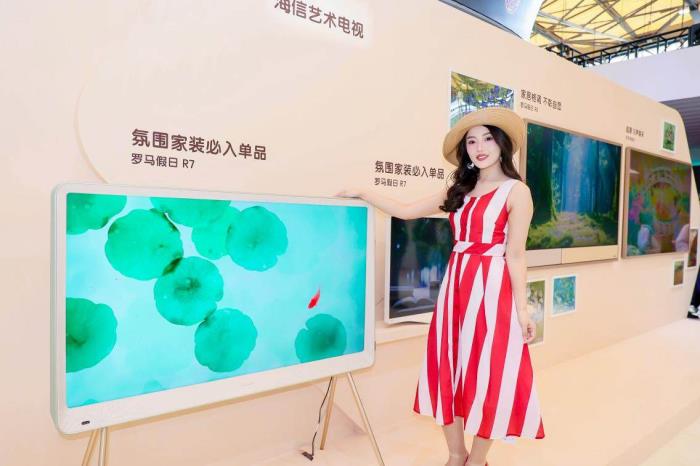 海信艺术电视罗马假日系列亮相AWE：一面屏定义“家居美学新符号”