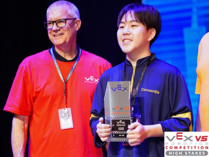 夺冠！上海协和国际VEX机器人战队晋级世锦赛