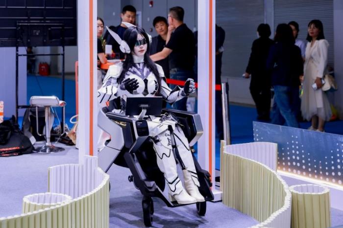 一步FreeGo首款量产AI出行机器人震撼亮相2025CMEF