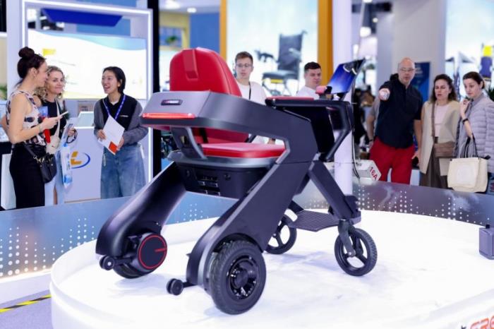 一步FreeGo首款量产AI出行机器人震撼亮相2025CMEF