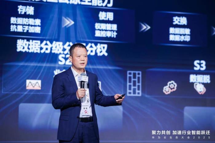 华为昇腾AI云服务发布四大升级：搭载CloudMatrix 384超节点，性能业界领先