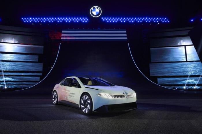 唯有掌控，方有驾趣：BMW新世代驾趣概念车首次亮相上海，亮剑电动时代巅峰掌控力
