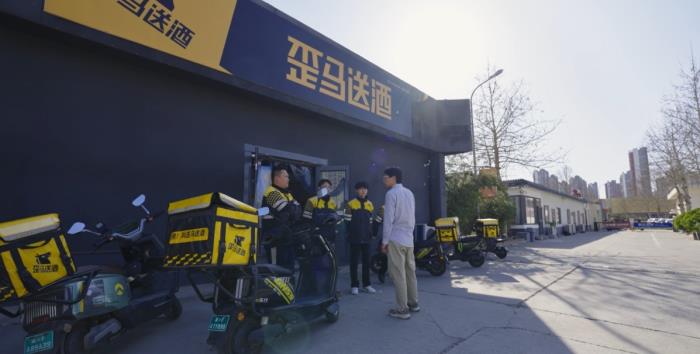 即时零售不只是啤酒，美团歪马送酒北方门店白酒销售超预期