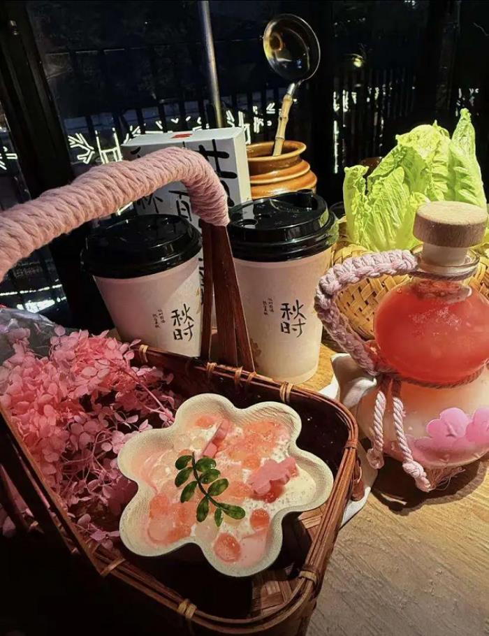 年轻人的假期续航包：把餐厅吃成“旅行试用装”