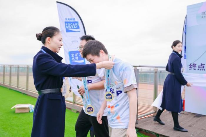 从17岁到59岁！万物梁行2025垂直马拉松嘉年华厦门站火热开跑