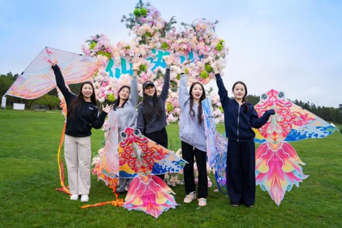 五一武隆王炸玩法！直升机瞰仙山 + 风筝赛云端，六大潮玩藏彩蛋