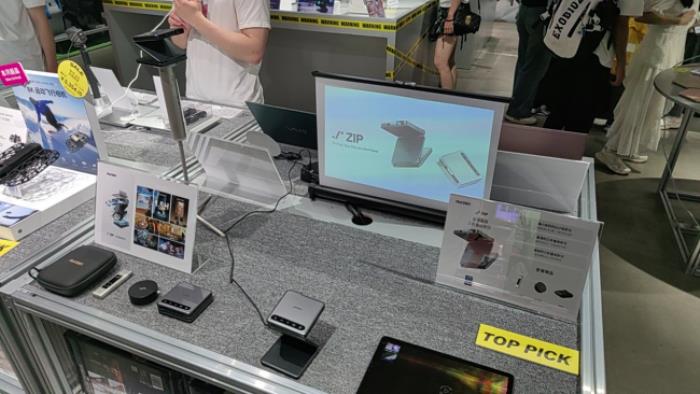全球首款三折叠投影仪ZIP亮相Z·Pilot黑科技展