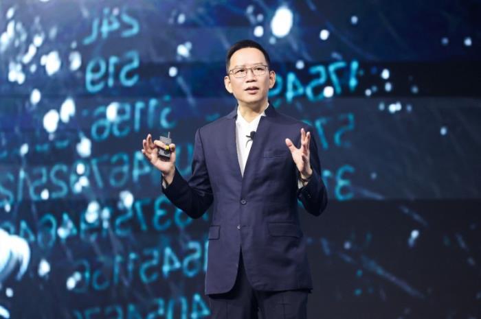 吴晓波：“改变头脑+升级电脑”双轮驱动 联想混合式AI战略破解算力普惠难题
