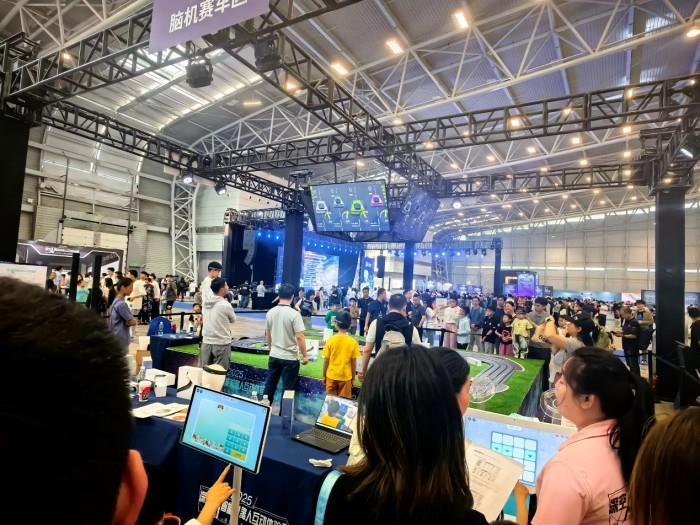触手可及，玩转AI智能世界 2025深空AI智能机器人互动体验展上海站圆满落幕，蚌埠站盛宴