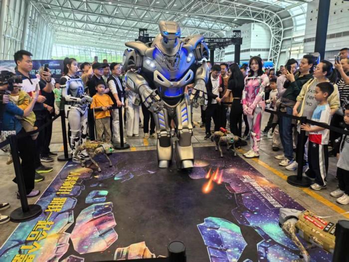 触手可及，玩转AI智能世界 2025深空AI智能机器人互动体验展上海站圆满落幕，蚌埠站盛宴