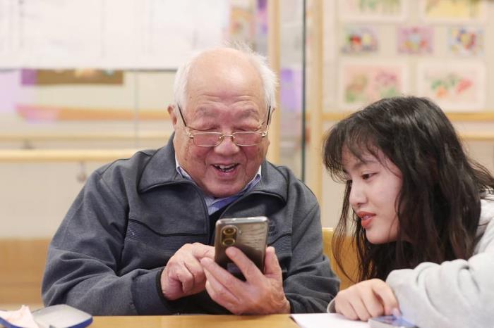 被智能时代遗忘，一群老人的“AI求生记”