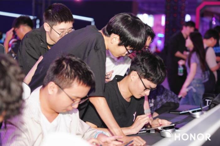 荣耀平板GT亮相上海追梦骇客超感玩家盛典，极致电竞平板性能引玩家体验
