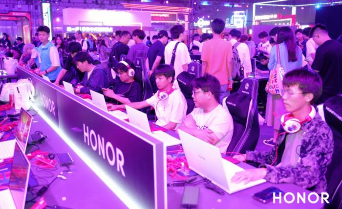 荣耀HUNTER游戏本亮相DreamHack嘉年华 静音高性能引游戏用户争相体验
