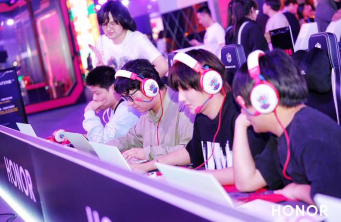 荣耀HUNTER游戏本亮相DreamHack嘉年华 静音高性能引游戏用户争相体验