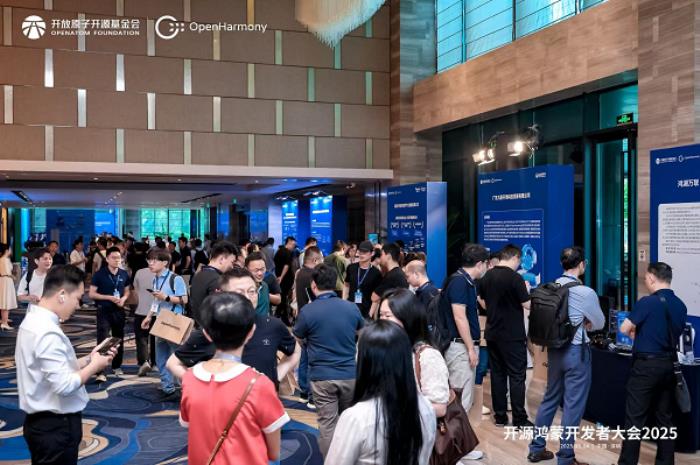 开源鸿蒙开发者大会2025交流区亮点纷呈，社区与生态伙伴共绘智能图景