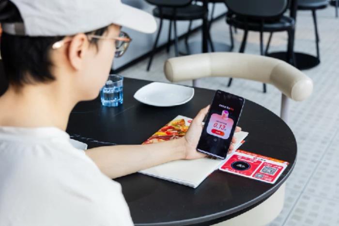 “碰一下”点餐、“碰一下”抽奖，必胜客新玩法引年轻人疯打卡