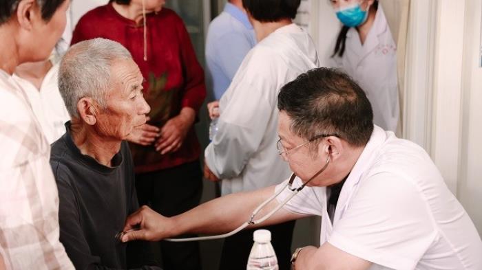 阳光新能源携手全网爆火的95后村长，共绘乡村振兴新画卷！
