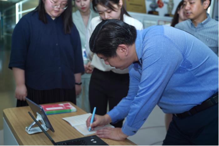 欢迎“新”朋友! 新加坡华侨中学校长李白彬一行来访淘云科技