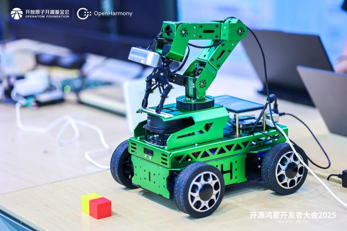 “端侧操作系统+AI”浪潮来临 开源鸿蒙加速布局AI全栈能力体系