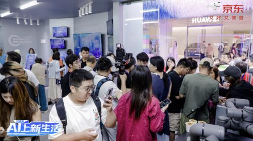 赛博朋克现场！京东MALL北京双井店开业首位机器人coser“出道”